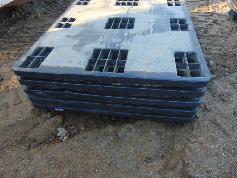 lot 136 image: (5) Plastic Pallets