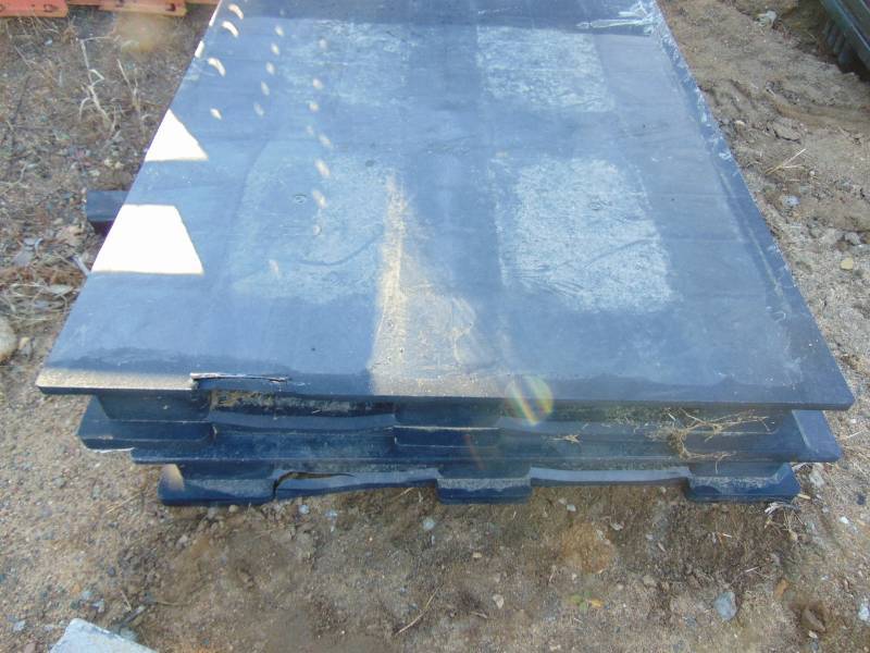 lot 137 image: (2) Plastic Pallet