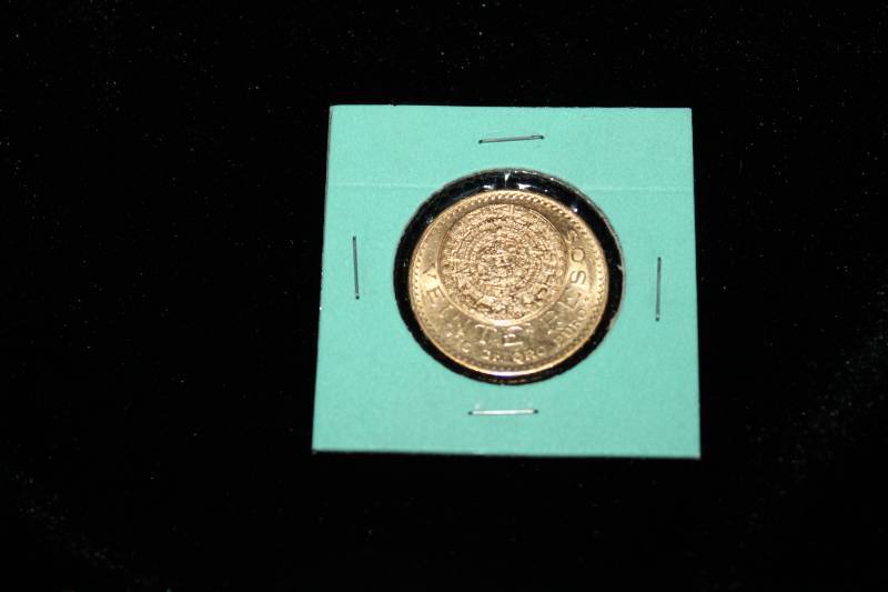 lot 223 image: 1918 20 Pesos Gold Coin