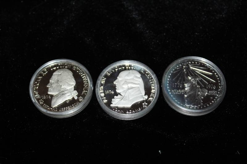 lot 238 image: Lot of (3) Bicennetial Commerative Medallions, Mint Issue Proofs In Poly Presentation  Cases