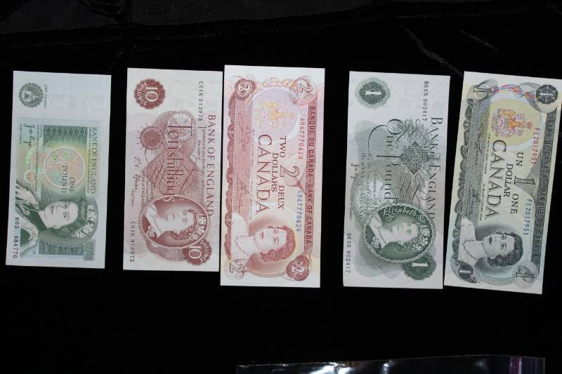 lot 300 image: Lot of (5) paper Bills with Q Queens face on them