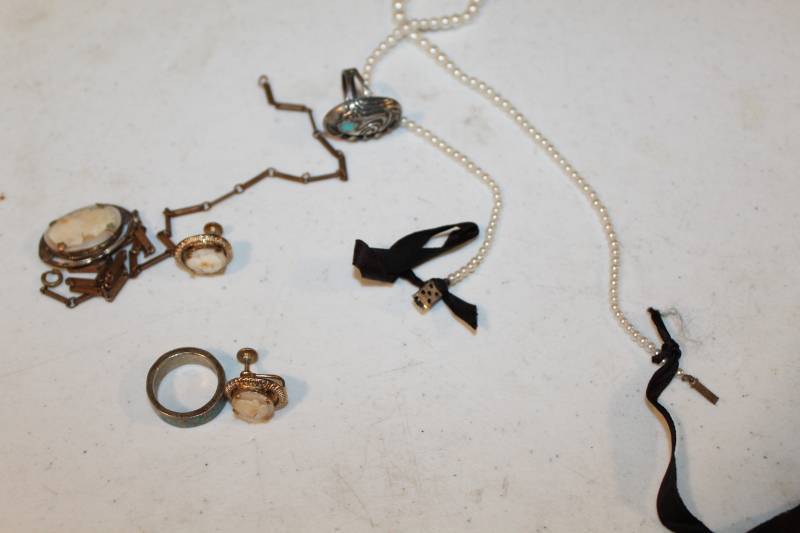 lot 378 image: Lot of (5) Jewelry Items
