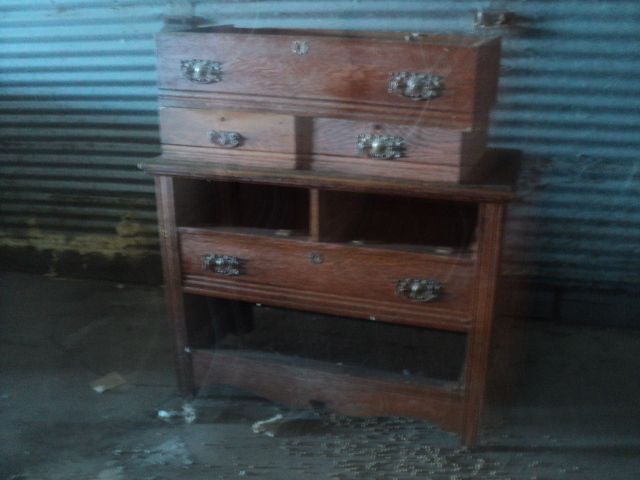 4 drawer oak dresser - needs TLC...