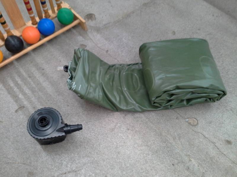 lot 101 image: Stay and Play Package - Croquet Set and Inflatable Mattress with Pump