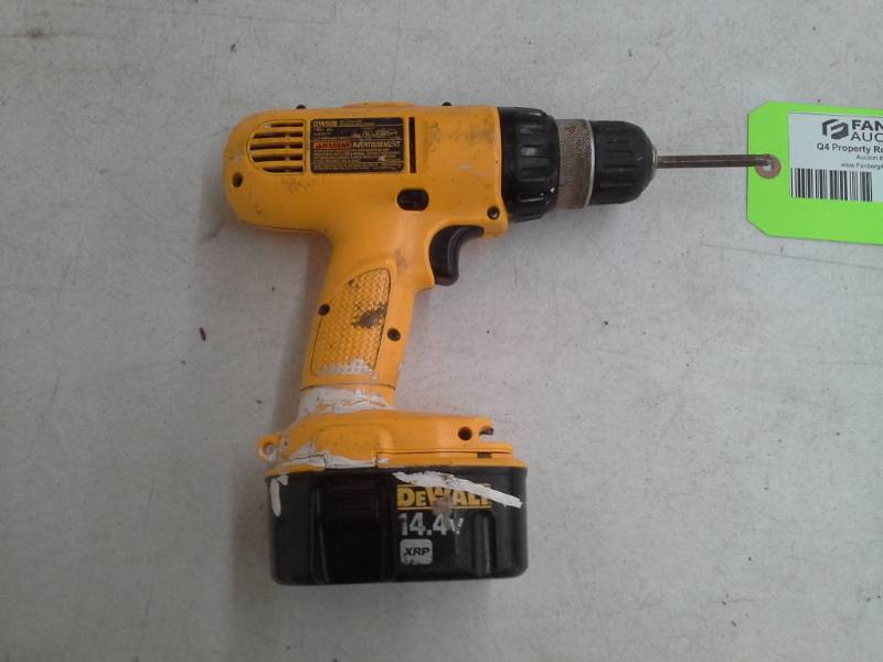 lot 103 image: DeWalt DW928 28 VSR Cordless DrillDriver