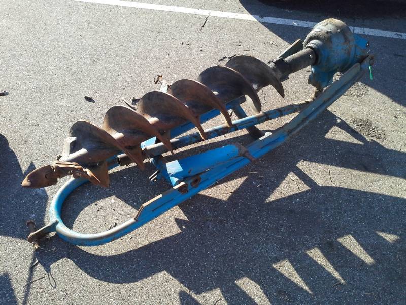 lot 218 image: Ford 903 Three-Point Post-Hole Auger