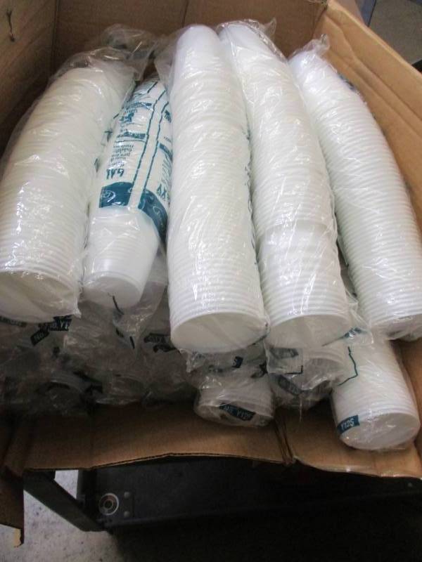 lot 24 image: plastic cold cups 12 oz