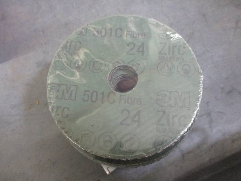 lot 38 image: 24grit Fibre Discs-100 pieces