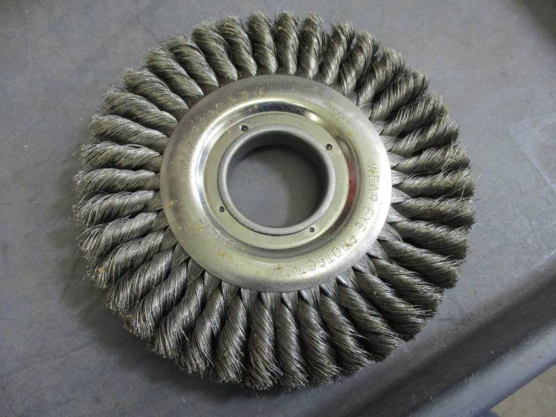 lot 49 image: 8 Twisted wire wheel