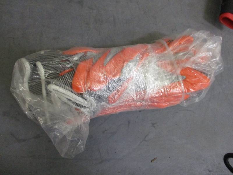 lot 58 image: Cut resistant dipped gloves