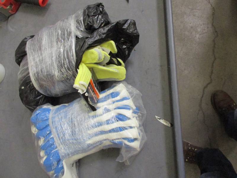 lot 59 image: Dipped and leather palm knit gloves