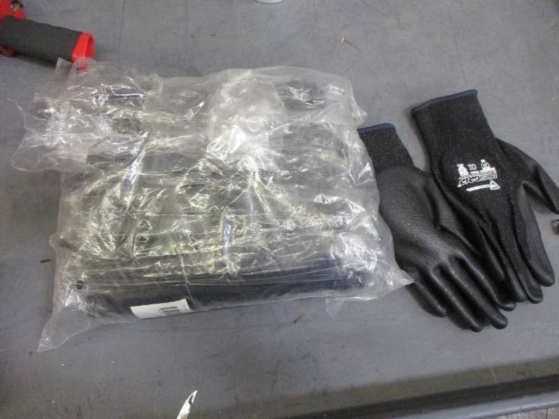 lot 60 image: Cut resistant dipped gloves