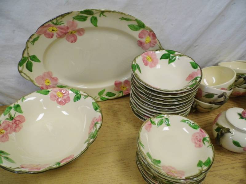 lot 43 image: Franciscan Earthware Dishes