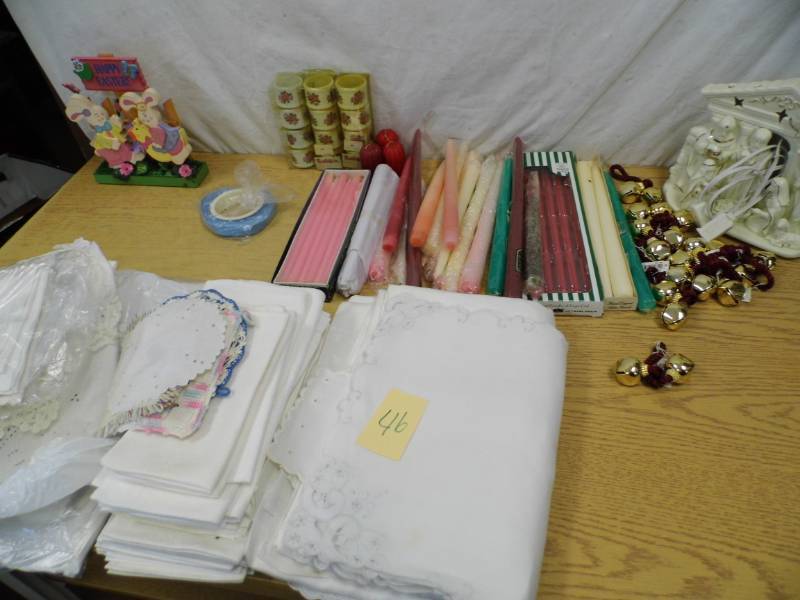 lot 46 image: Linens  Tablecloths  Napkins Decor