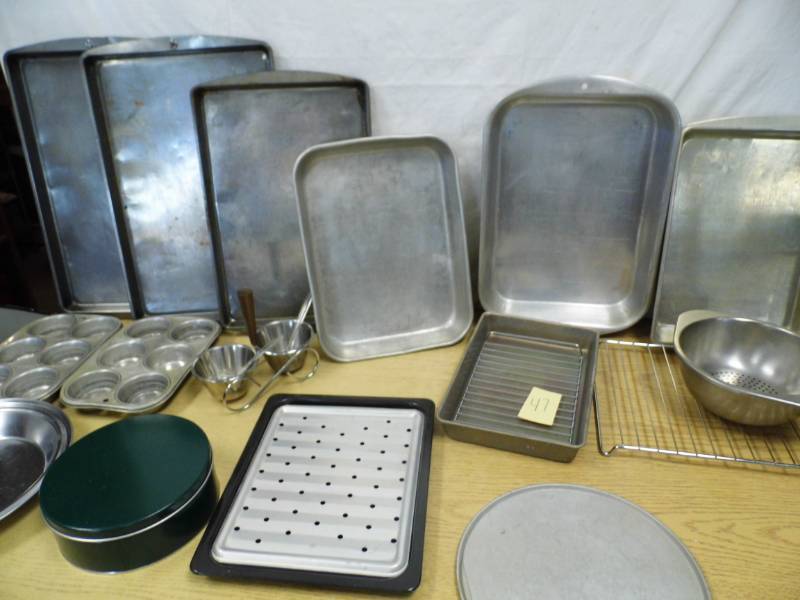 lot 47 image: Baking Pans