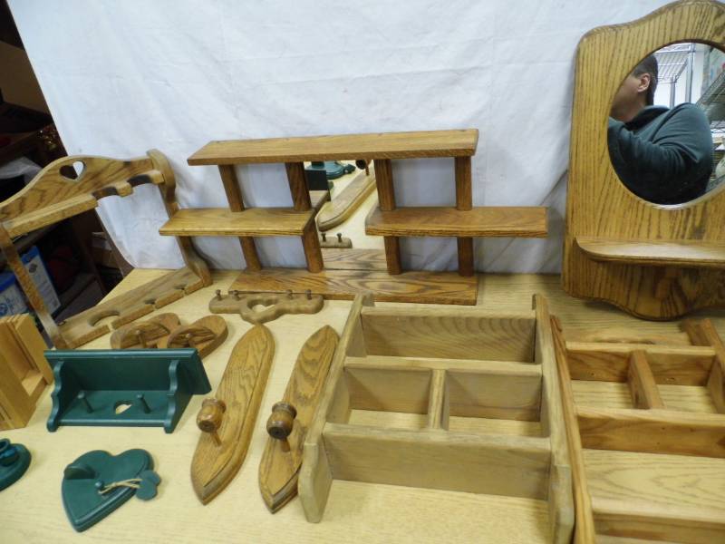 lot 83 image: Wood Dcor