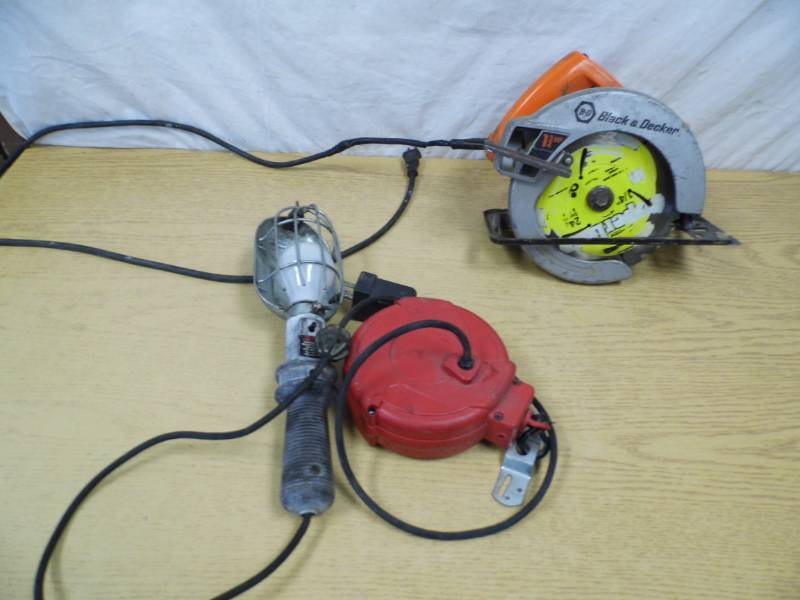 lot 89 image: Black & Decker Saw - Trouble Light