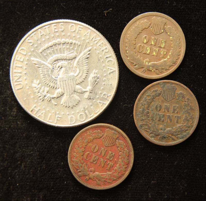 4 COINS 3 INDIAN HEAD CENTS & A 1968 40% SILVER COLORIZED KENNEDY HALF