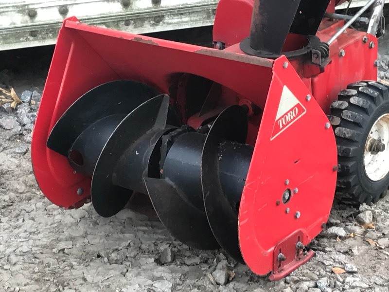 lot 5 image: Toro 724 Snow Blower