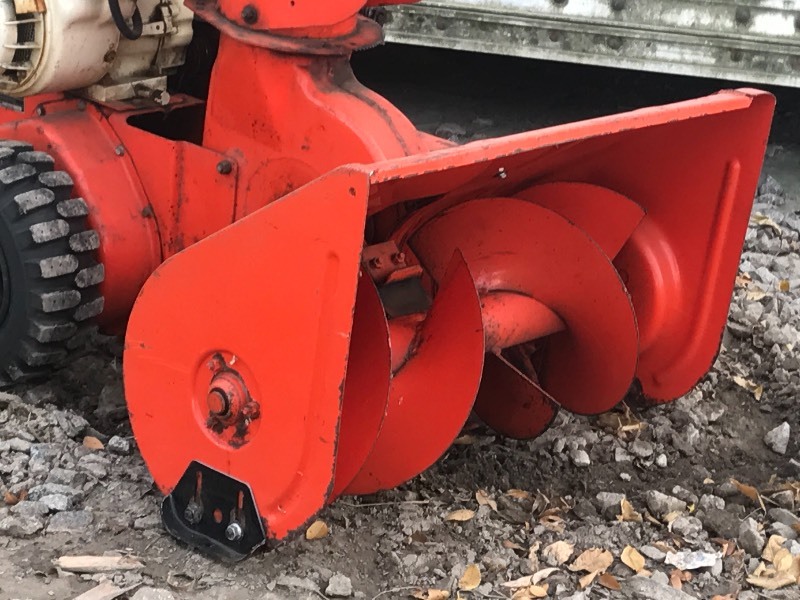 lot 6 image: Simplicity SnowBuster-828 Snow Blower