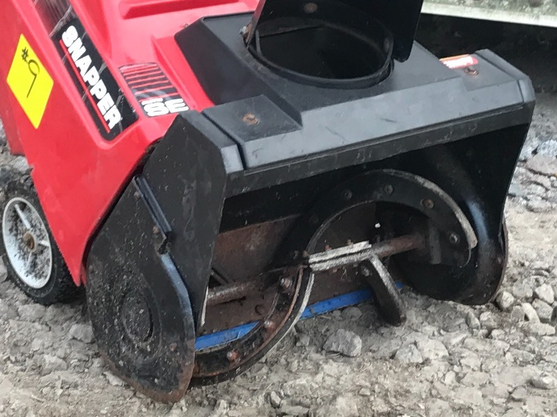 lot 8 image: Snapper Snow Blower
