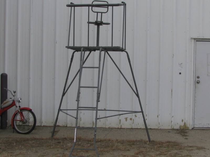 lot 1 image: Metal Deer Stand
