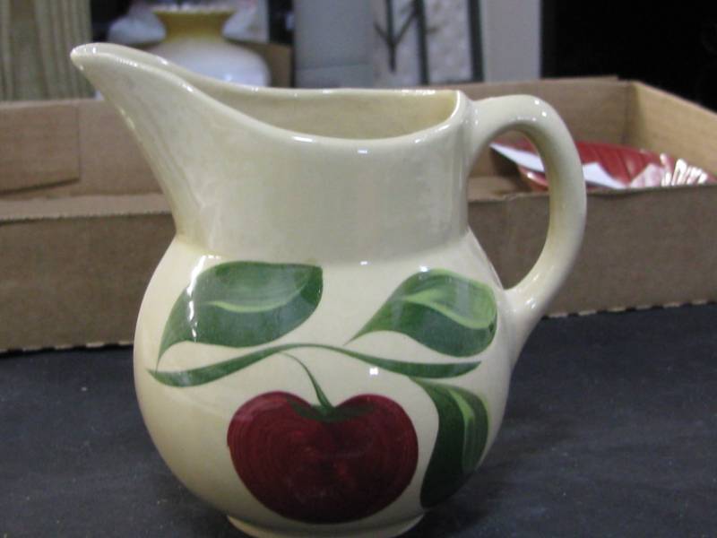 lot 10 image: Watt Ware #15 Pitcher