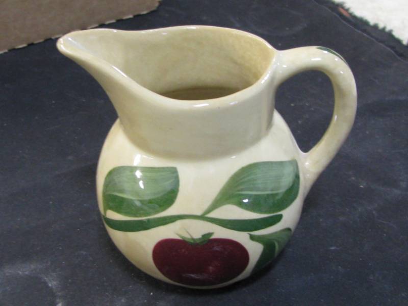 lot 11 image: Watt Ware #62 Crock Pitcher