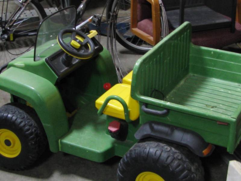lot 24 image: John Deere Gator for Children