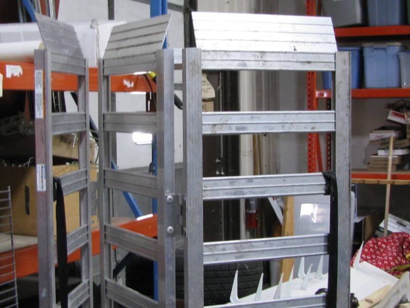 lot 25 image: Aluminum Tri-Fold Ramp