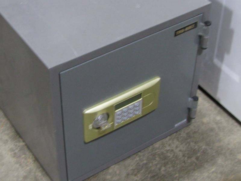 lot 47 image: Tru Bolt Safe