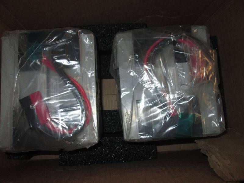 lot of 4 batteries look new ...