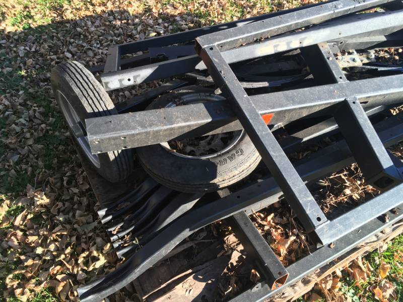 lot 9 image: Trailer Parts Lot