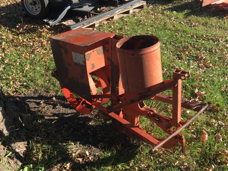 lot 10 image: Antique Single Row Planter