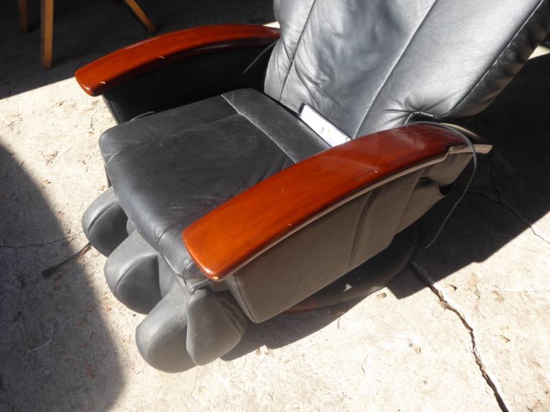 lot 12 image: Human Touch HT-136 Robotic Leather Massage Chair