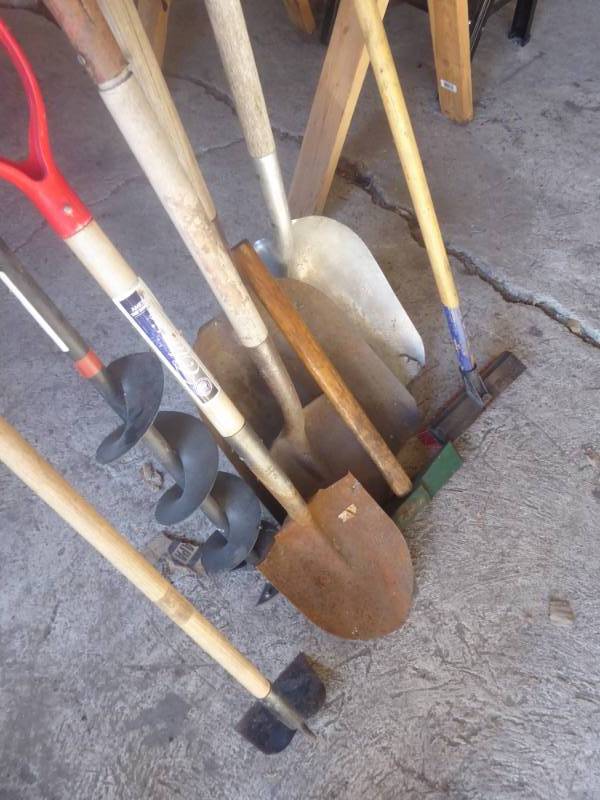 lot 25 image: Shovels & Garden Tools Lot