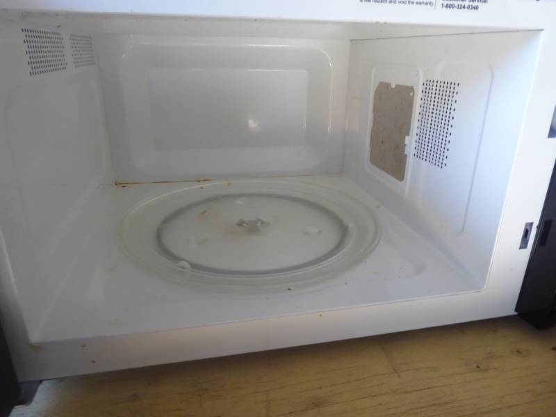 lot 30 image: Oster 1.4 Cu. Ft. Digital Microwave Oven
