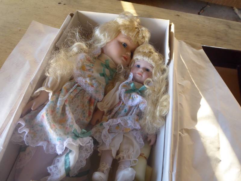 lot 71 image: Dynasty Doll Collection  I Can Do It Mommy Porcelain Doll Set