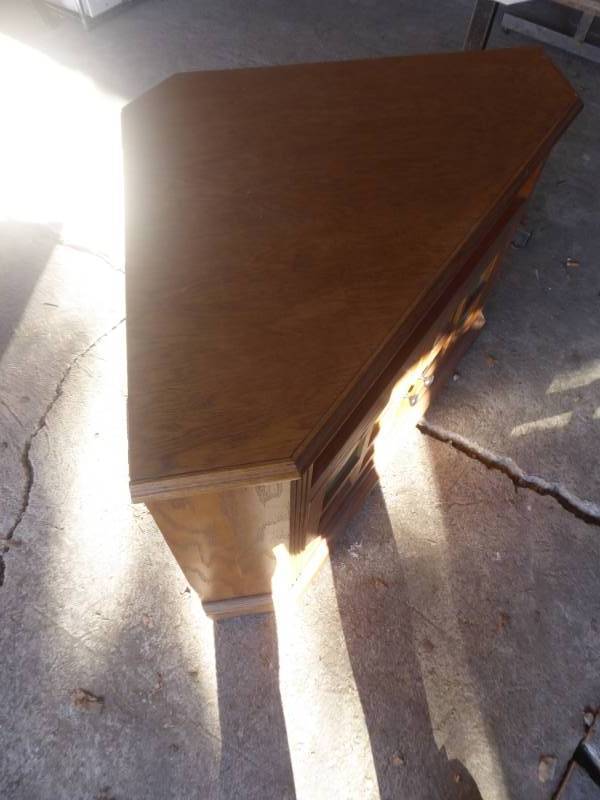 lot 89 image: 46 x 25 x 27 Corner Entertainment stand