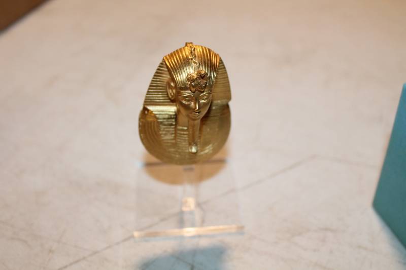 lot 93 image: King Tut Mask Miniature Replica