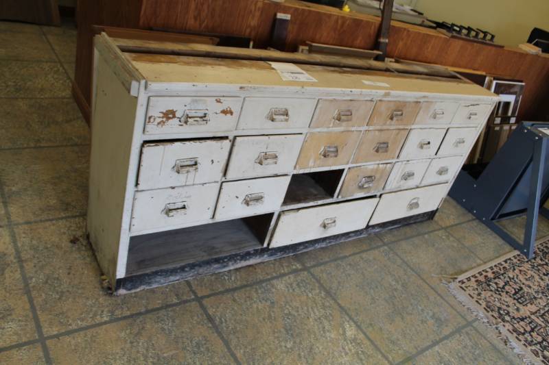 lot 28 image: Vintage General Store Oak Cabinet w 21-Drawers with Cast Iron Label Handles