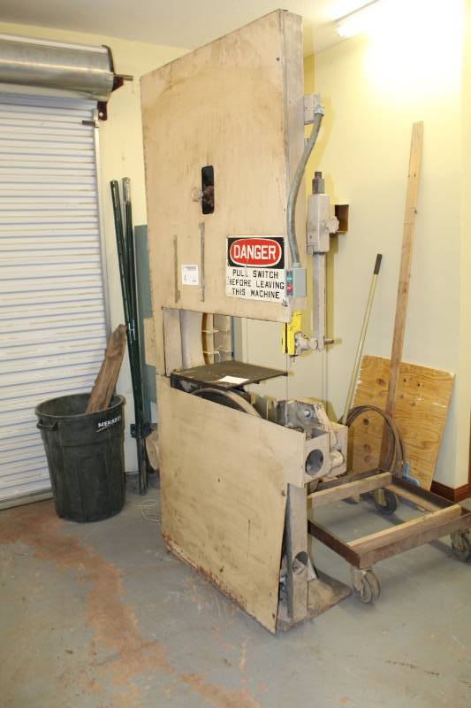 lot 4 image: 36in. Bandsaw w Table