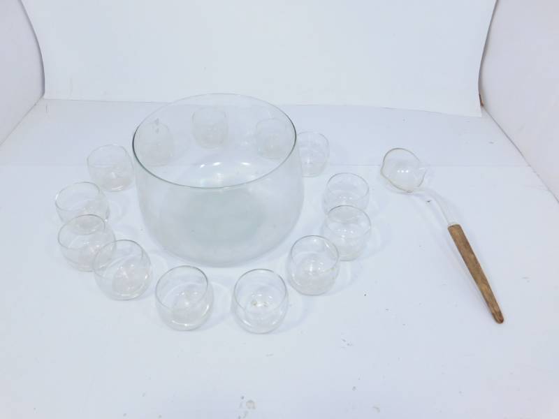 lot 7 image: Vintage Glass Punch Bowl With 13 Glass Cups & A Ladle
