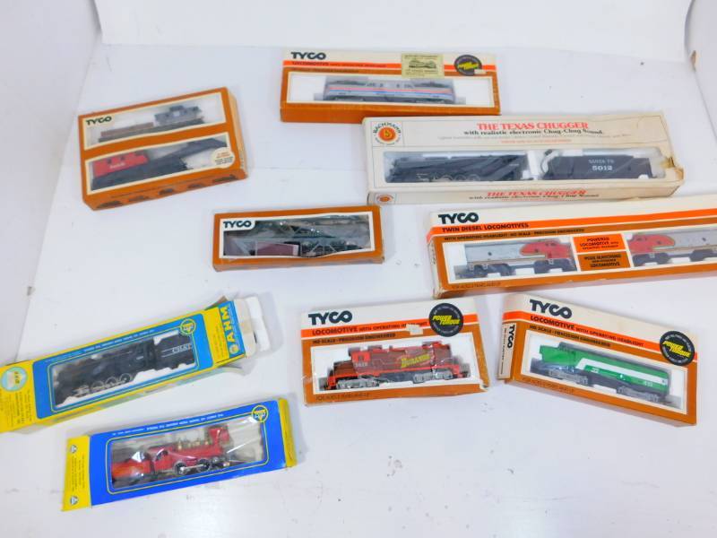lot 27 image: Train Engines & Train Cars,Etc..