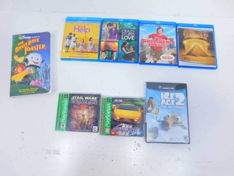lot 30 image: Eight Miscellaneous Entertainment Items