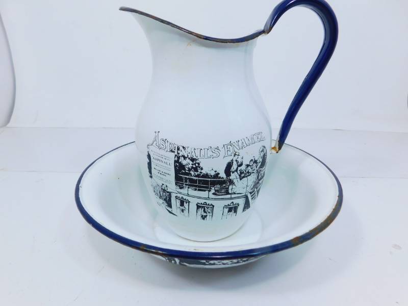 lot 43 image: Vintage Aspinalls Enamel Pitcher & Basin