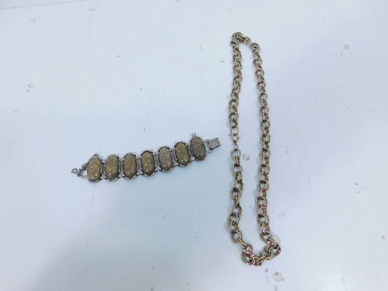 lot 69 image: Vintage Costume Chain & Bracelet