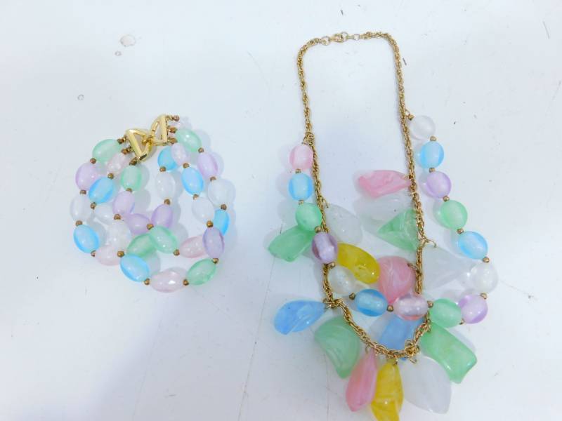 lot 71 image: Trifari Pastel Crackle Glass Necklace & Bracelet