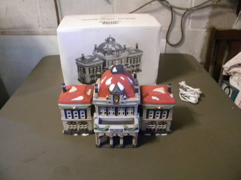 lot 2 image: Dept. 56  Victoria Station