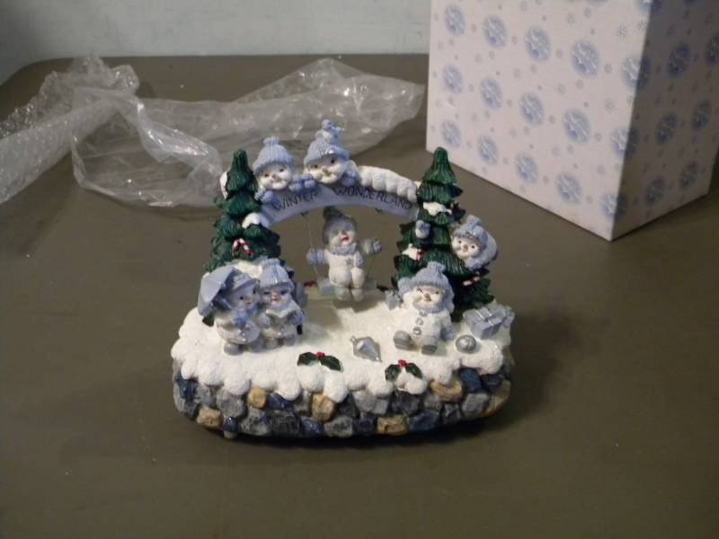 lot 16 image: Encore Snow Buddies Crystal at Play Music Box